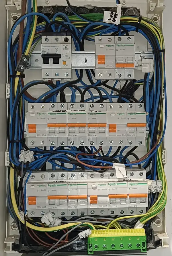 Cuadro eléctrico con protecciones Schneider Electric instalado en una reforma en Barcelona