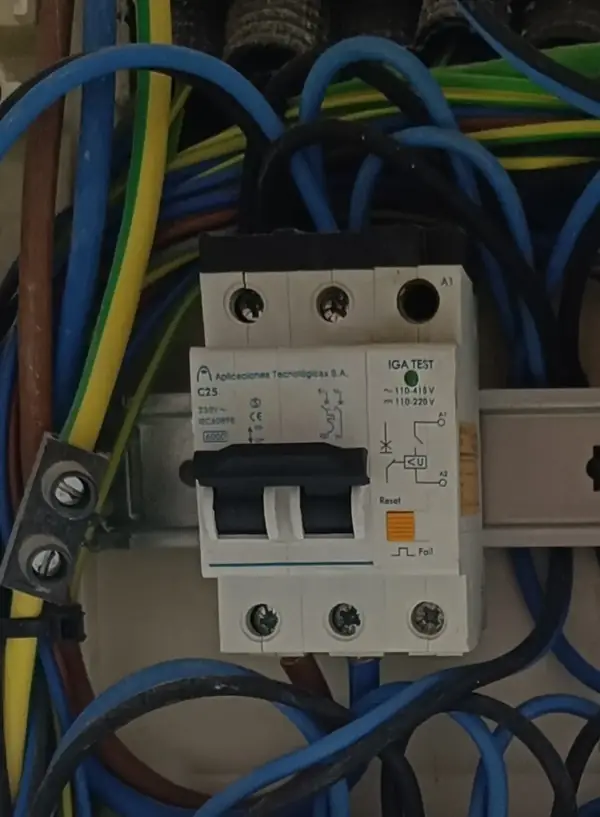 Detalle de interruptor automático instalado en un cuadro eléctrico en Barcelona