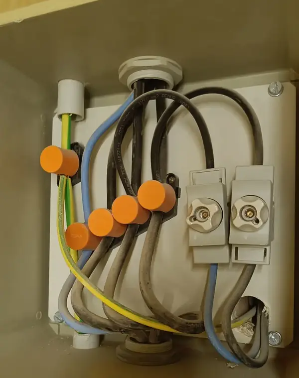 Conexiones eléctricas protegidas durante una instalación en Barcelona
