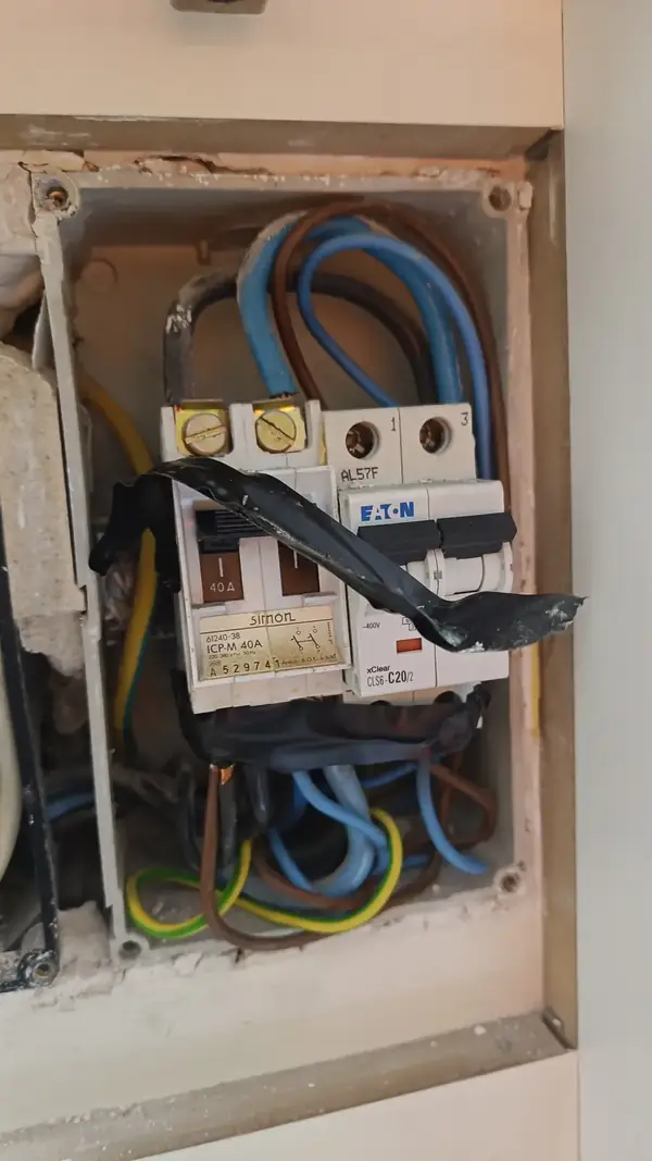 Reparación de un cuadro eléctrico antiguo en una vivienda de Barcelona